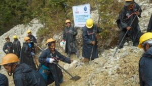 Réhabilitation des chemins lors d'une activité de paiement contre travail, Okhaldhunga, Décembre 2015 