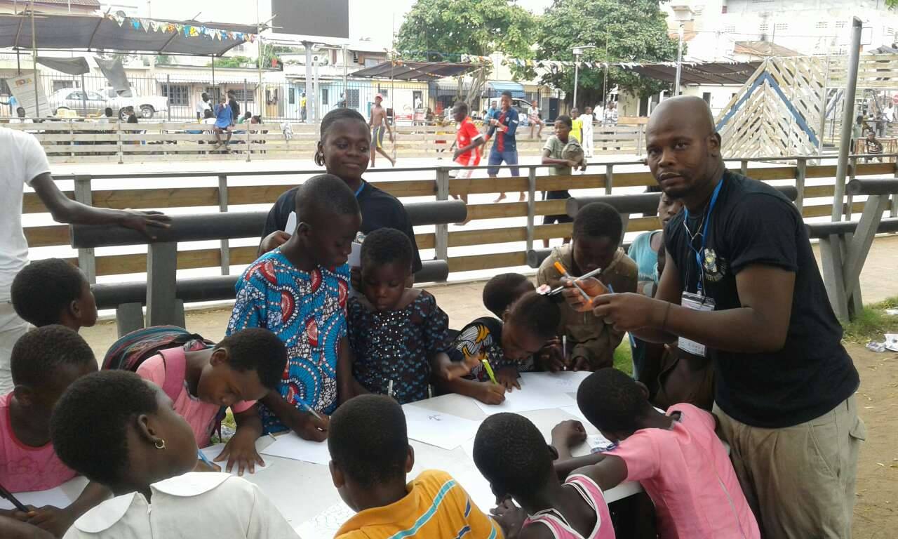 Atelier  de dessin et de peinture au FESTISOL de LOME organisé par FRANCE-VOLONTAIRE